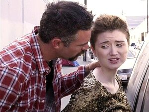 Bleke kortharige cutie geneukt door ouder guy