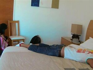 Das Teasen der gepiercten Natalie Colt lässt ihn die interracial