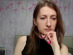 Brünette Amateurin mit nackten Schultern vor der Webcam