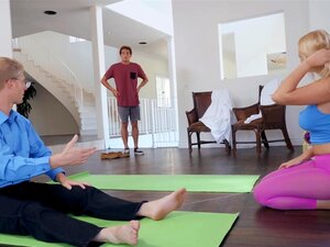 Eine verdammt heiße Cougar verführt und fickt ihren Stiefsohn -