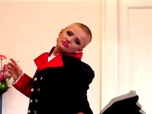 SwankMag Video: CJ, C.J. tykkää pelata androgyynistä kulmaa.