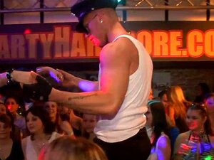 Unzensierter Gruppensex. Hungrige Bedürfnisse werden während einer