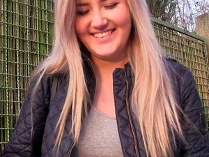 Öffentlicher Agent fickt schöne blonde Arsch-Babe. Öffentlicher