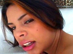 Busty Latina Lolly liebt den Geschmack von Muschi-entsaftetem Schwanz