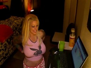 Busige MILF-Hase lutscht und fickt auf Titten