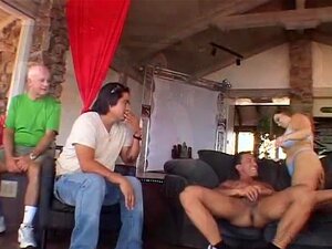 Mollige Ehefrau probiert Analsex von einem Fremden aus