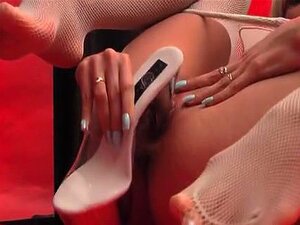 Mädchen masturbiert mit ihren High Heels