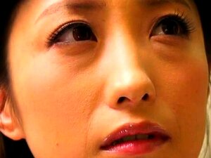 Schlampige japanische Mädchen bearbeiten ihre Lippen an mysteriösen