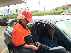 Blond gammal kvinna tillfredsställer två främlingar på fälten