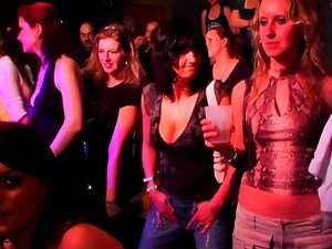Fick überall im Nachtclub alle, die geilen Gruppensex haben