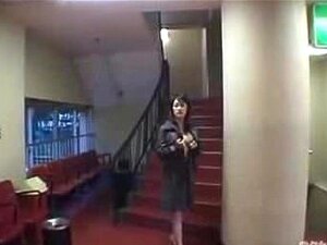 Japanische Frau, die es im Kino aufdeckt