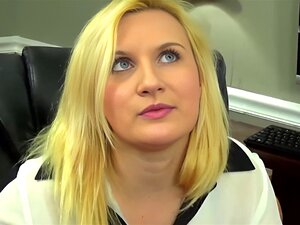 Zavodljiva sekretarica zadovoljava zahtevnog šefa napetim oralnim