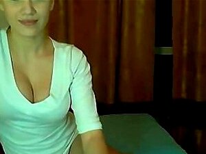 Busige MILF mit großen Titten masturbiert und kommt vor der Kamera