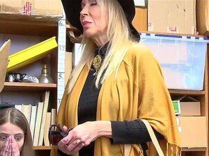 Samantha beim Ladendiebstahl erwischt und ins LP-Büro gebracht. Ihre