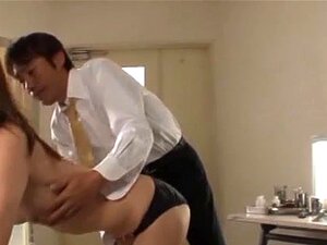 Villi aasialainen milf leikkii sairaanhoitajaa lattialla, japanilainen