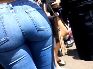 Schöne Latina-Süße in engen Jeans