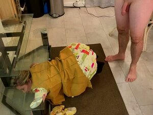 Stiefmutter bleibt stecken und wird in den Arsch gefickt