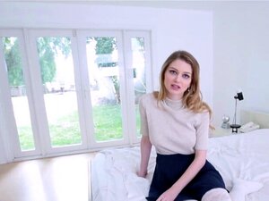 Freche Süße gesteht ihrem geilen Stiefbruder, dass sie Stripperin