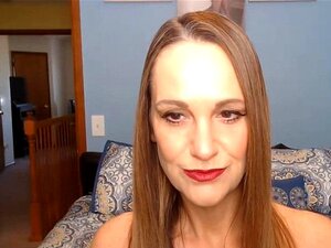 Bruna mozzafiato arrapata e sexy si masturba in cam. C'è un sacco di