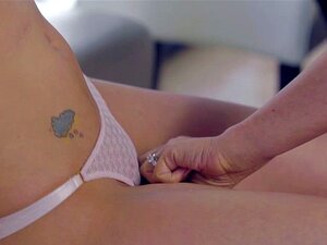 Cherie Deville verführt ihre süße Tochter Gia Paige. Die freche