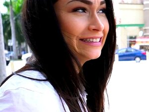Врућа бринета јебе се у уличици за