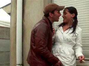 Sieh dir an, wie arabische Schulmädchen jetzt an verschiedenen Orten