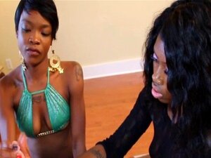 Upeat eebenpuun kaunottaret runkkaavat isoa kyrpää. Upeat