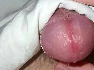 Der Penis wird gefesselt und gegen die Steppdecke gerieben, und das