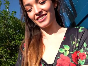 Erlebe, wie die tätowierte Schönheit Kylie im Freien mit einem