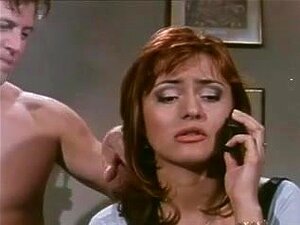 Stefania Sartori bohrte auf dem Schreibtisch anal,