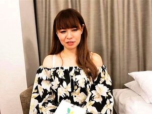 Momoyama Sayaka on kokopäiväinen kotiäiti ja hän on kotona