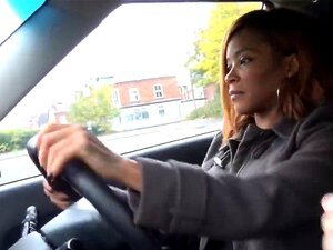 Une bombe ébène très sexy Kiki Minaj baise son moniteur de conduite