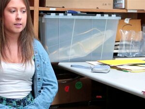 Diebische Süße bekommt ein Facial. Diebische Süße wird ins Gesicht