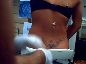 Sexy blonde krijgt een trap stamp tattoo