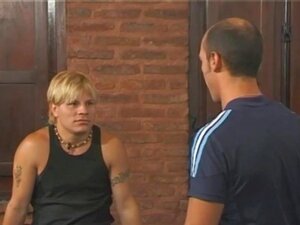 Mooie blonde Twink Bottoms voor Dominante Oudere Man
