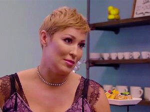 Busige Stiefmutter und ihre süße Stieftochter sind in ihrem neuen