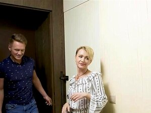 MATURE4K Geile Milf in einem schönen Outfit albert mit einem