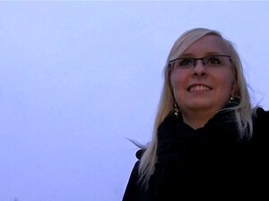 Tschechische blonde Amateur-Babe lutscht riesigen Schwanz im Freien,