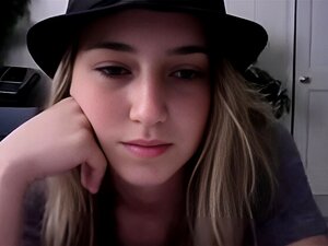 Verführerische blonde Sexbombe lässt dich an ihrer intimen