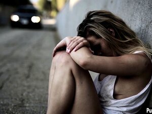 Obdachlose kleine Süße wird von einem reichen Mann mit hartem