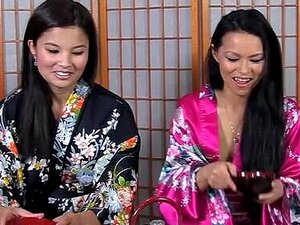 Lesbische Quasi Geishas spielen Amp, lecken sich gegenseitig