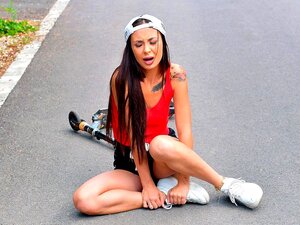 Weiße heiße Braut mit kleinen Titten Freya Dee wird von einem