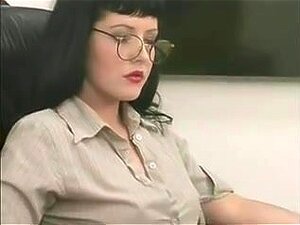 La troia marrone scuro con gli occhiali massaggia la sua fessura