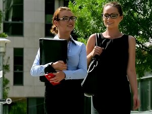 Trio mit 2 sehr ergebenen Sekretärinnen