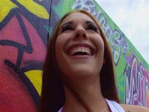 Kyra Hot zeigt ihren geilen Körper in der Öffentlichkeit. Kyra Hot