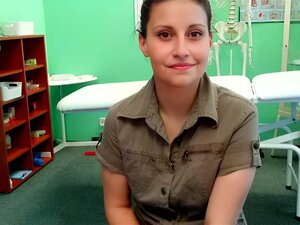 Tschechische Babe wird bei einer medizinischen Untersuchung von einem