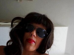 Mustahiuksinen kodinhoitajatyttö kusee. Luksushuora Samantha-Fuxx