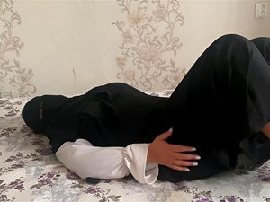 Arabiska med stora bröst får orgasm