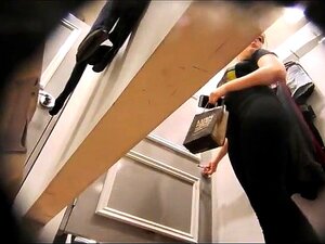 Verführerische MILF enthüllt ihren wunderbaren Arsch in der