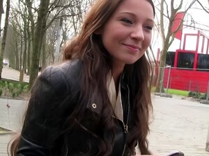 Erlebe die verführerische Julie, wie sie für eiskaltes Bargeld in